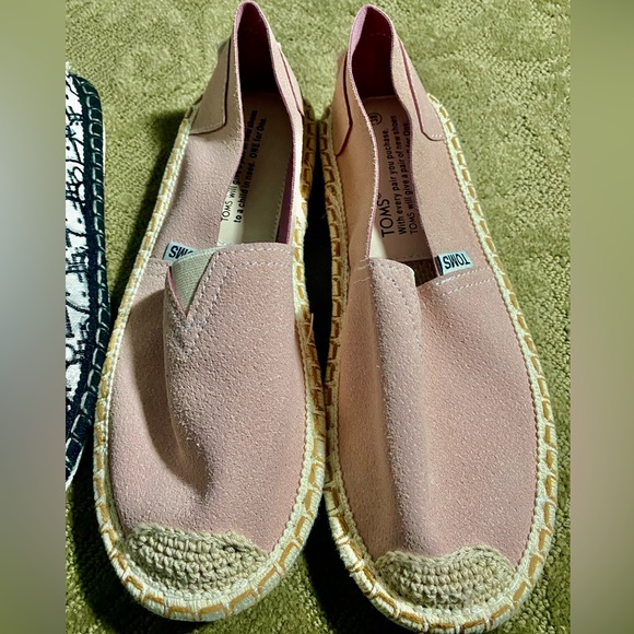 ❤️ 2 PAIR OF TOMS SHOES. One pair is brand new & other pair wear only 1 time . - Picture 3 of 9